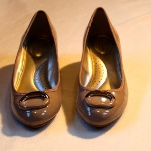 Bandolino closed toe nude wedges!